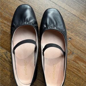 Vionic Women's Elegant Black Flats